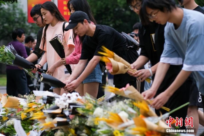 重庆西南大学师生在袁隆平雕像前献花哀悼