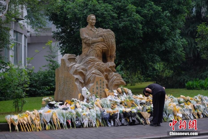 重庆西南大学师生在袁隆平雕像前献花哀悼