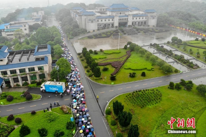 数万民众雨中送别袁隆平