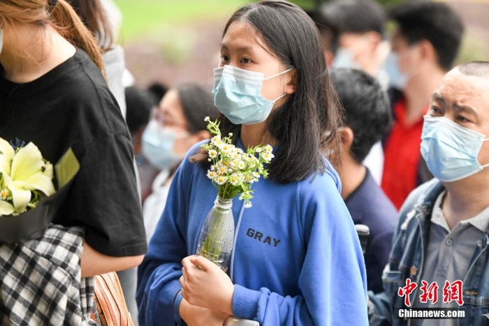 数万民众雨中送别袁隆平