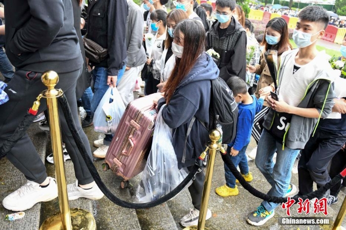 数万民众雨中送别袁隆平