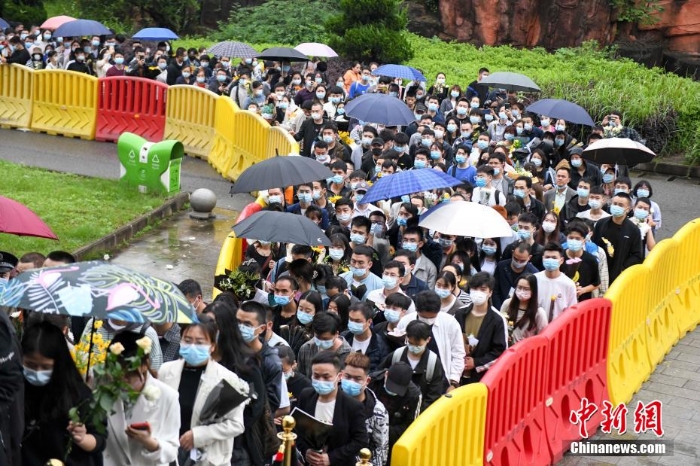 数万民众雨中送别袁隆平