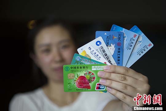 资料图：警方查获的银行卡。河北省宁晋县公安局供图