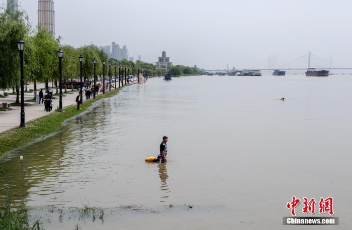 长江武汉水位逼近设防水位