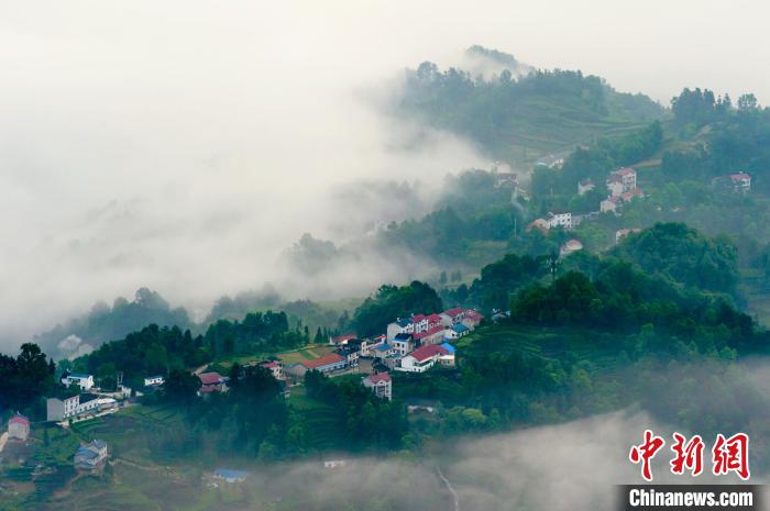 三峡库区雨后云海浮波