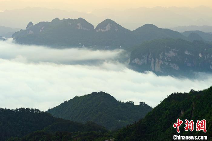 云雾飘渺的三峡库区犹如仙境。　雷勇 摄