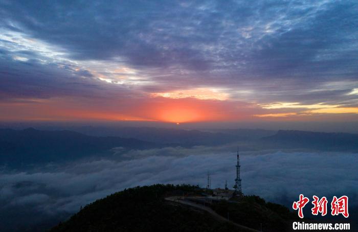 云层覆盖在三峡大坝上空。　雷勇 摄