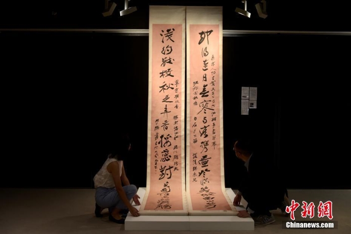 香港邦瀚斯呈献张大千近3.5米高对联作品《行书十七言联》