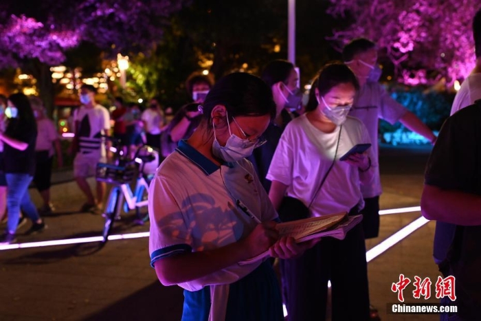 广州：民众排队做核酸检测