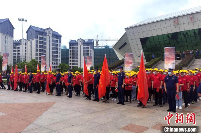 授旗仪式后，531名各界代表整装待发，重走革命先烈在建宁走过的革命道路。　郑江洛 摄