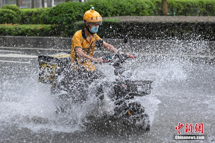 广州遭暴雨袭击