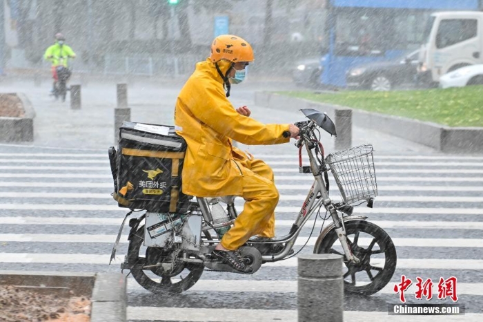 广州遭暴雨袭击