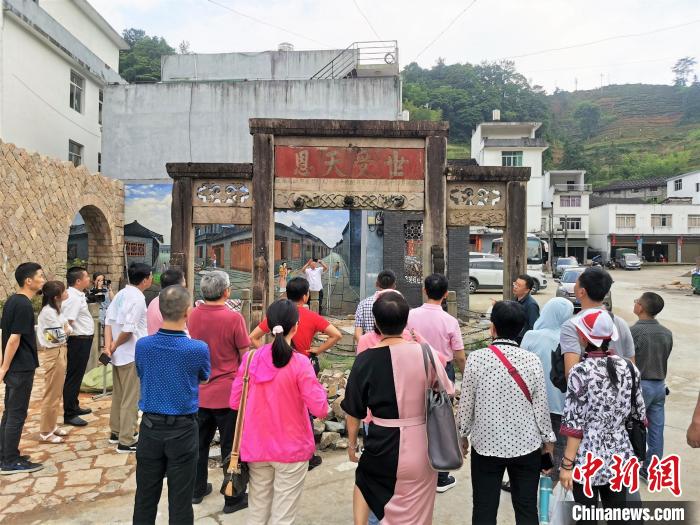 图为参观黄柏乡中华游氏文化园。　王建隆 　摄