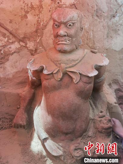 出土泥塑造像。　陕西省考古研究院供图