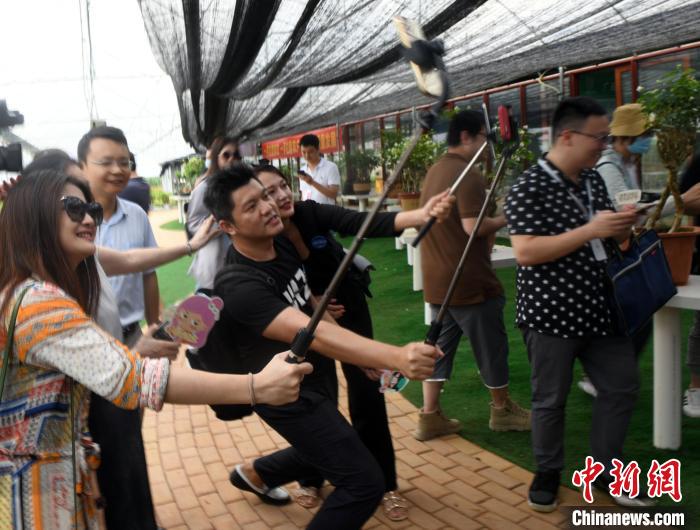 台湾青年以自媒体传播真实的大陆以直播架起两岸交流“心桥”