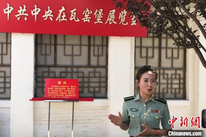 图为魏娟正在讲解瓦窑堡革命历史。　梅镱泷 摄