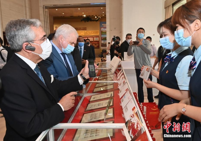百位外国驻华使节参观中国共产党历史展览