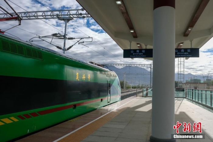 复兴号开进西藏 拉萨至林芝铁路即将开通运营