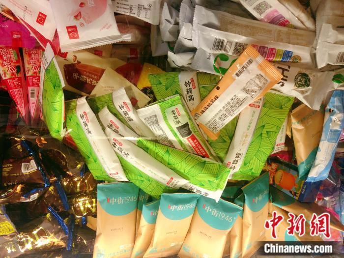 资料图：便利店冷柜里的钟薛高和其他网红雪糕们。 <a target='_blank' href='http://www.chinanews.com/' >中新网</a> 左宇坤 摄
