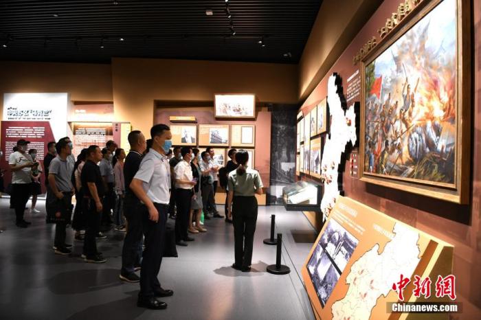 资料图：游客观看革命历史展览。王东明 摄