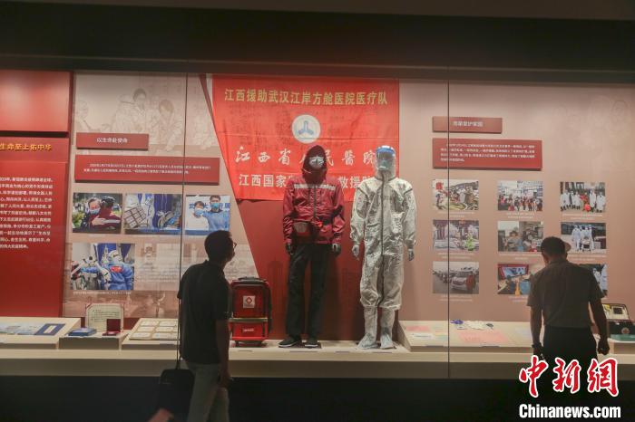 展览共展出文物152件(套)、档案48件(套)、艺术品与多媒体展项10个、图表照片286张。　刘力鑫 摄