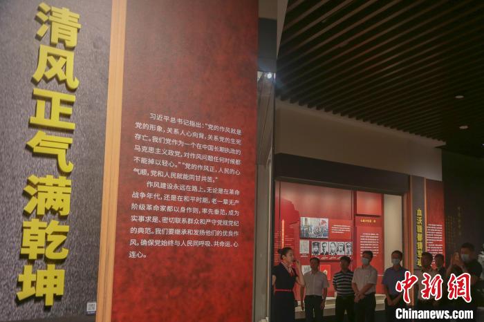 图为民众在观展。　刘力鑫 摄