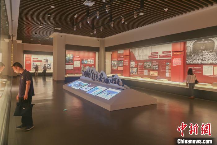 展览共展出文物152件(套)、档案48件(套)、艺术品与多媒体展项10个、图表照片286张。　刘力鑫 摄