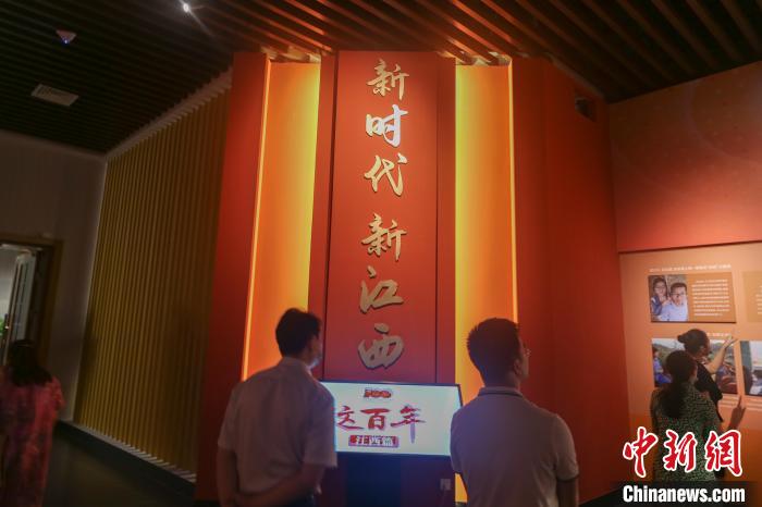 该展览由江西省委办公厅、省委宣传部、省委党史研究室、省文旅厅和省档案馆联合主办，江西省博物馆承办。　刘力鑫 摄