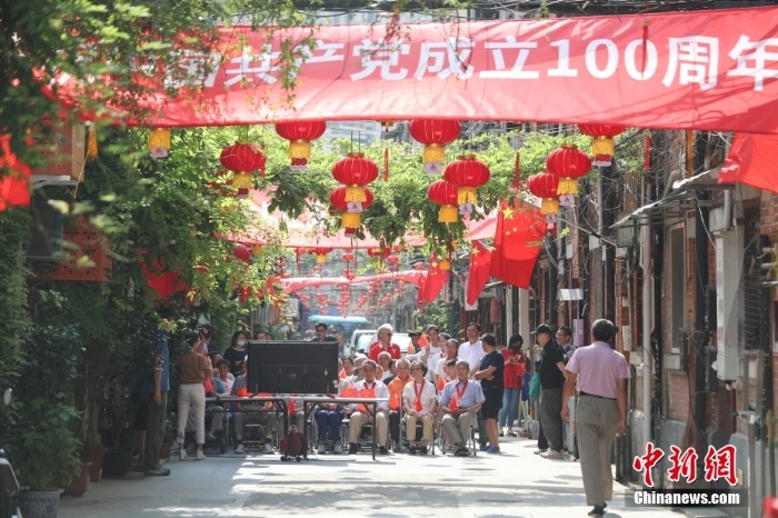 上海：市民弄堂里观看庆祝中国共产党成立100周年大会直播