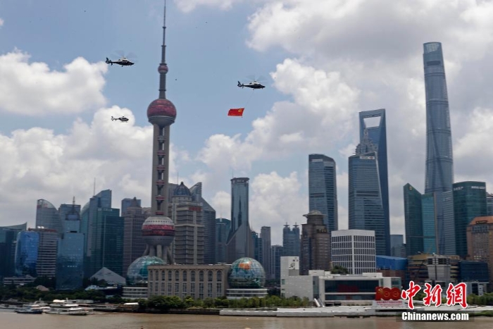 上海公安警用直升机挂党旗巡展 庆祝建党100周年