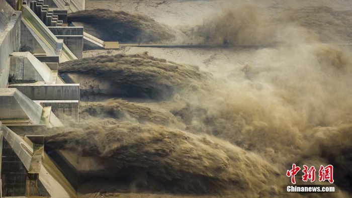 河南洛阳：黄河小浪底景区河水奔涌 场面壮观