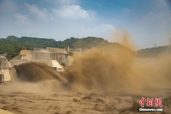 河南洛阳：黄河小浪底景区河水奔涌 场面壮观