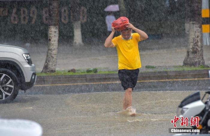 受南海热带低压影响 海口迎暴雨市区多路段积水