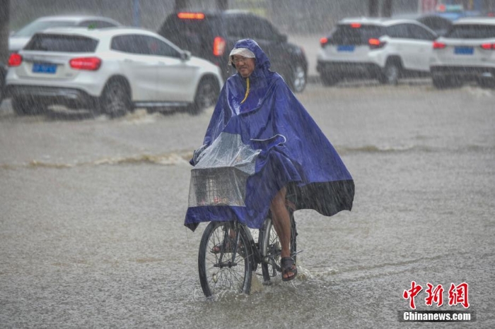 受南海热带低压影响 海口迎暴雨市区多路段积水