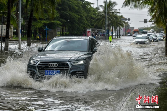 受南海热带低压影响 海口迎暴雨市区多路段积水