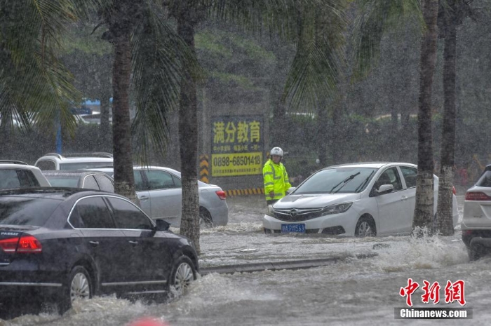 受南海热带低压影响 海口迎暴雨市区多路段积水