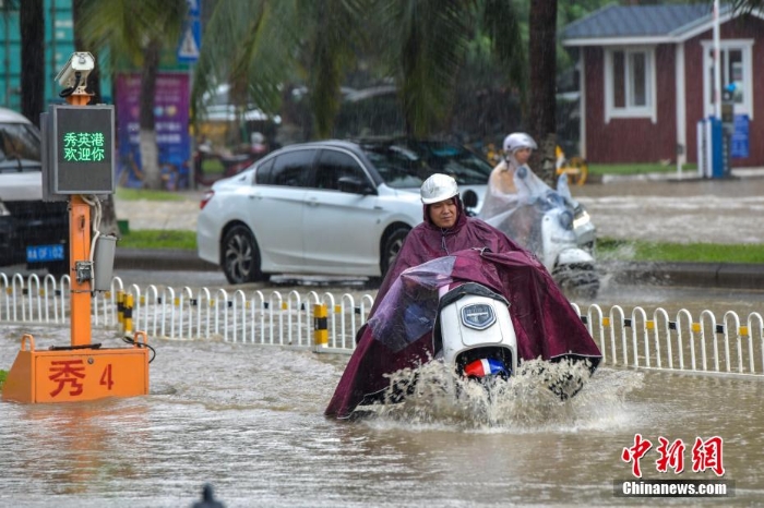 受南海热带低压影响 海口迎暴雨市区多路段积水