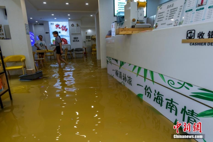 受南海热带低压影响 海口迎暴雨市区多路段积水