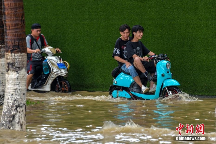 受南海热带低压影响 海口迎暴雨市区多路段积水