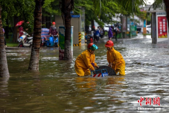 受南海热带低压影响 海口迎暴雨市区多路段积水