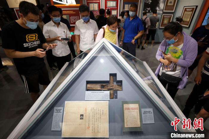 7月7日，国内60家主题纪念(博物)馆共同推出的“中流砥柱——中国共产党抗战文物专题展”对外开放。　富田 摄
