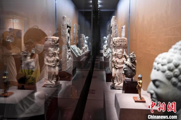观众参观展厅内的各种佛像。　杨华峰 摄