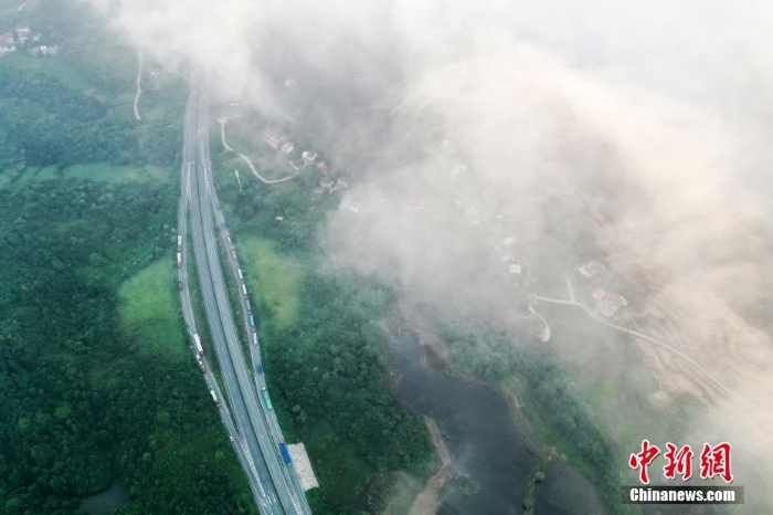 【沿着高速看中国】航拍江西九江绕城高速庐山青山湖大桥