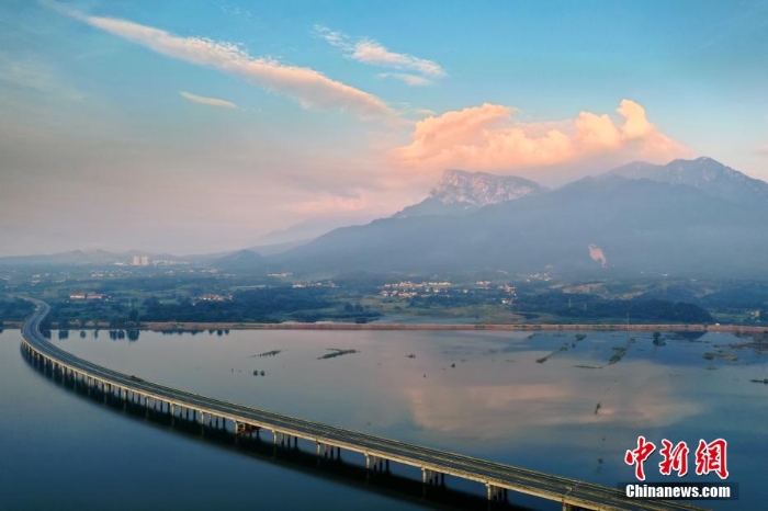 【沿着高速看中国】航拍江西九江绕城高速庐山青山湖大桥