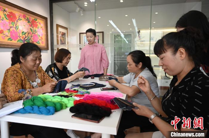 6月25日，在四川成都邛崃夹关镇藏羌织绣夹关传习所，当地妇女在缝制羌刺绣作品。　张兴龙 摄