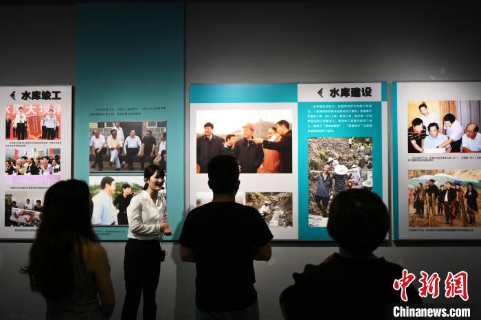 6月24日，四川遂宁，盟遂合作陈列馆工作人员向媒体记者介绍黑龙凼水库建设的历史。　张兴龙 摄