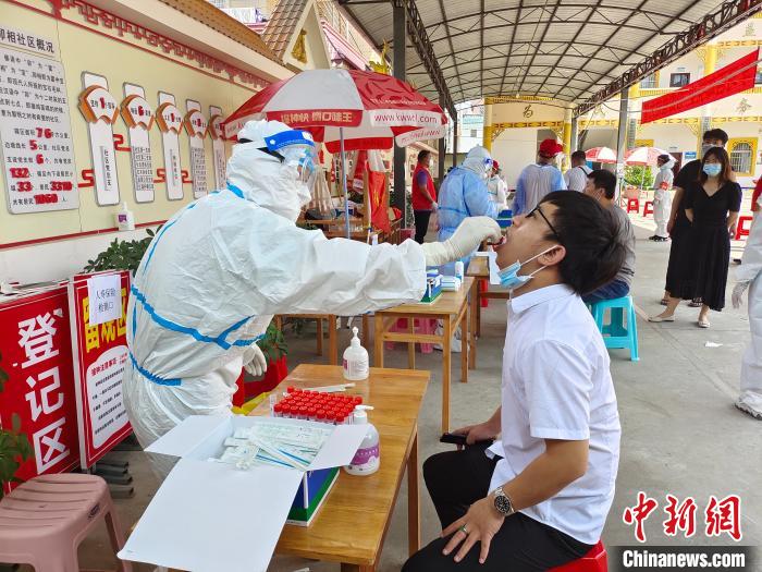 图为7月10日，瑞丽市卯相社区居民进行核酸检测。　韩帅南 摄