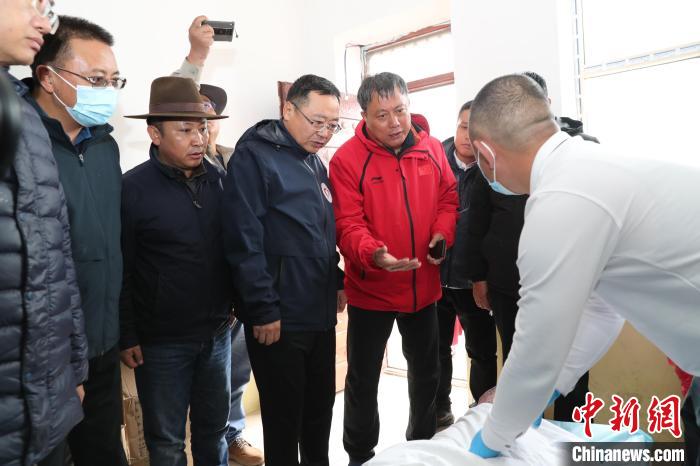 原中国藏学研究中心党组书记、中国西藏文化保护与发展协会副会长安七一(右二)等人来到现场看望志愿者。　“同心·共铸中国心”组委会供图