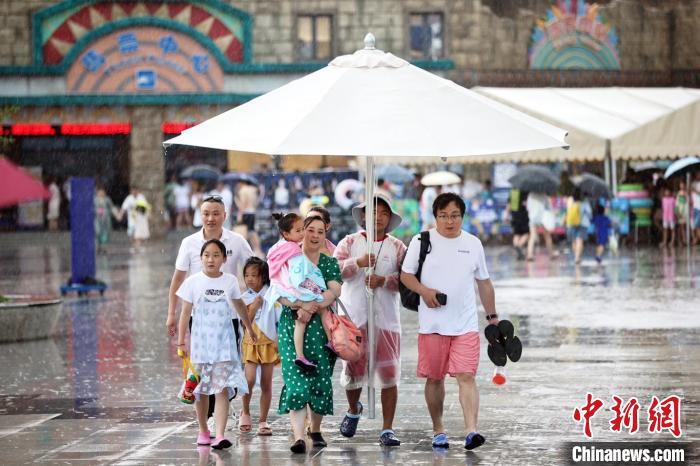 大伞底下好躲雨。　泱波 摄