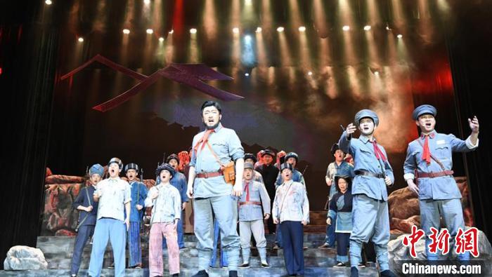 图为演出展现河池整编、反“围剿”斗争场景 王猛 摄